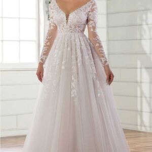 Lace long sleeve wedding dress size 4 UNALTERED